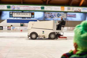 Eisaufbereitung durch den Eismeister